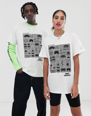 COLLUSION x Now Loading – Unisex – Vit t-shirt med tryck