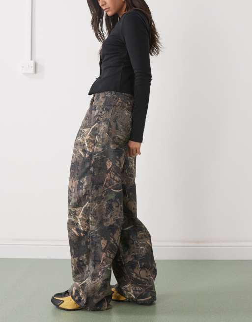 COLLUSION - x002 - Jeans ampi con stampa mimetica ispirata agli alberi, 2 di 5