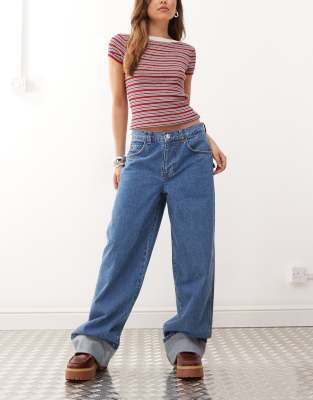 COLLUSION - X002 - Weite Jeans in mittlerer Waschung mit umgeschlagenem Saum und roter Naht-Blau