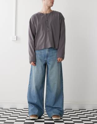 X003 wide leg jeans in midwash blue