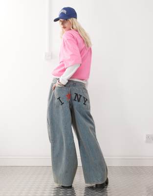 COLLUSION - X007 XL - Weite Jeans in heller Waschung mit Print hinten-Blau