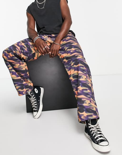 COLLUSION – x014 – Weit geschnittene Jeans mit buntem Military-Muster
