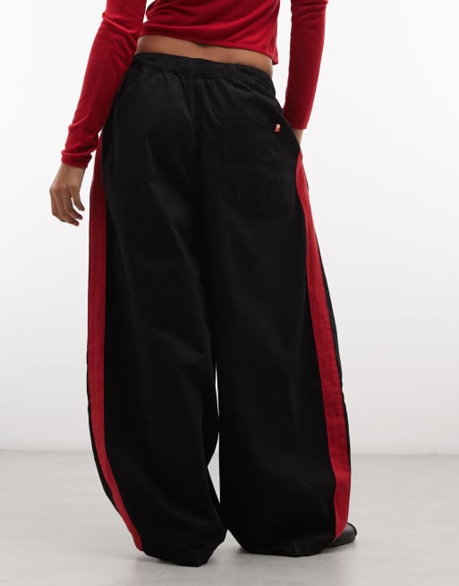 COLLUSION XL baggy globo plisado con franja deportiva roja, 3 de 5