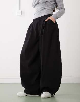 COLLUSION - XL-Ballonhose in Schwarz mit Bundfalten