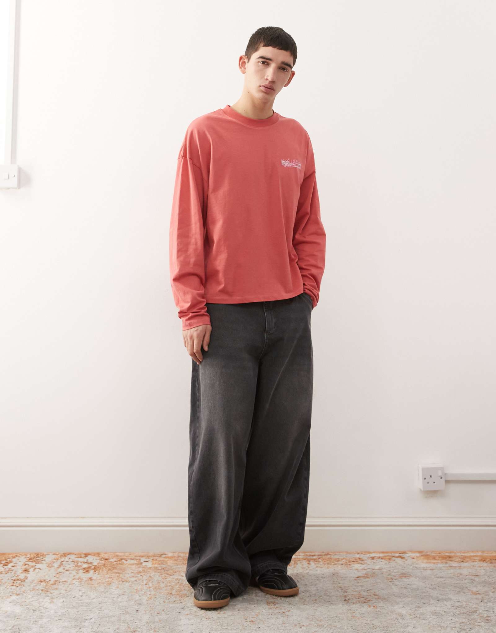 Джинсы-баллоны COLLUSION XL черного цвета с красной контрастной строчкой