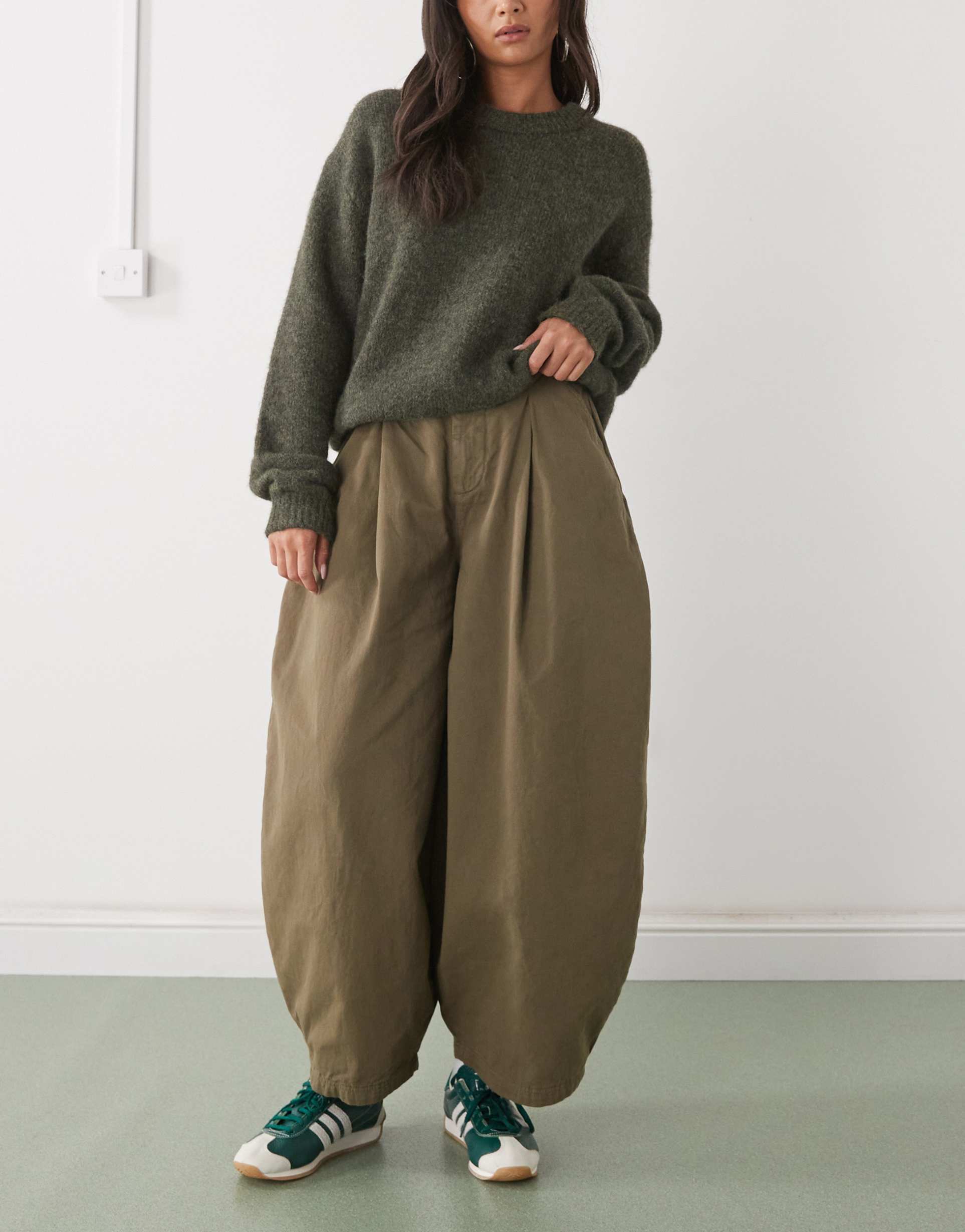 collusion xl balloon pleated pants in khaki green