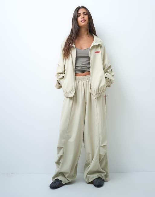 COLLUSION - XL - Coordinato con joggers e giacca sportiva in nylon color pietra, 1 di 3