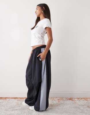 COLLUSION - XL - Weite Jogginghose aus Nylon mit Einsätzen-Marineblau