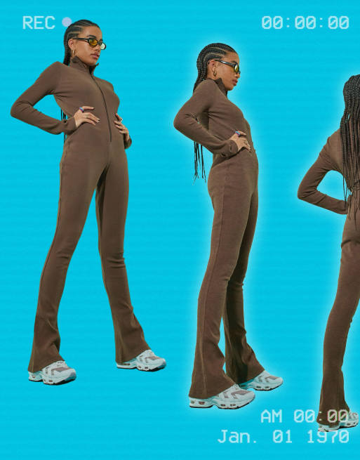 COLLUSIONE - Tuta jumpsuit svasata marrone cioccolato a coste con cerniera