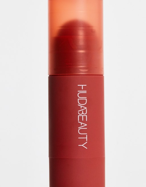 Colorete en barra Cheeky Tint de Huda Beauty: Tono Rebel Red, 3 de 4