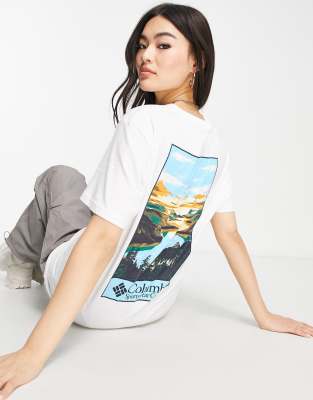 Columbia - Alpine Way - Boyfriend-T-Shirt in Weiß, exklusiv bei ASOS