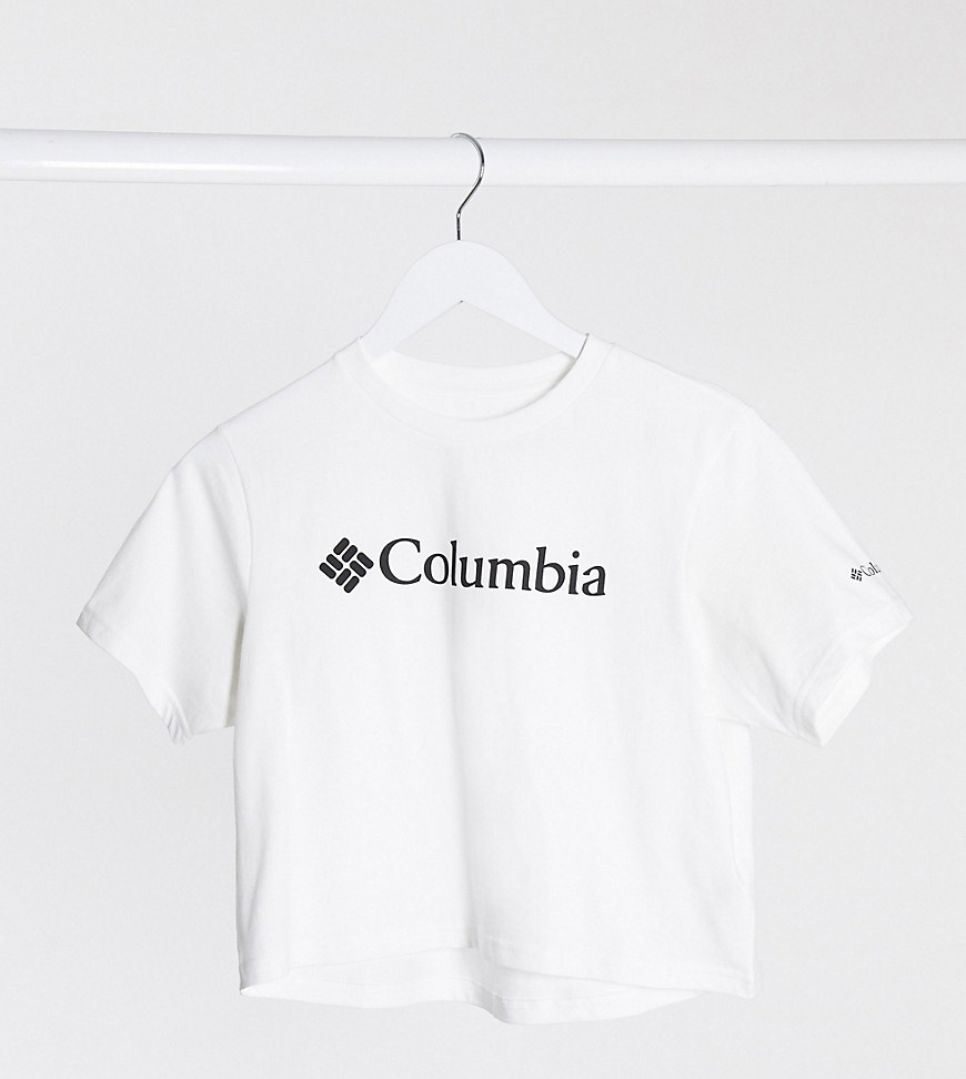 Columbia - Basic cropped T-shirt met logo in wit - Exclusief bij ASOS