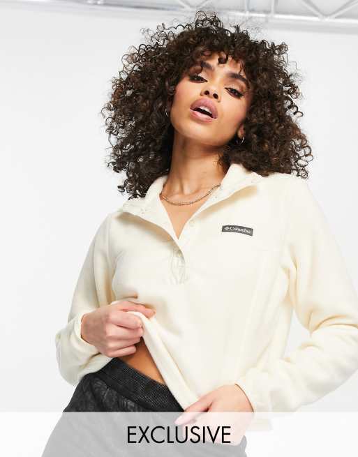 Columbia - Benton Springs - Cropped fleece met 1/2 bies met drukknopen in crème, exclusief bij ASOS