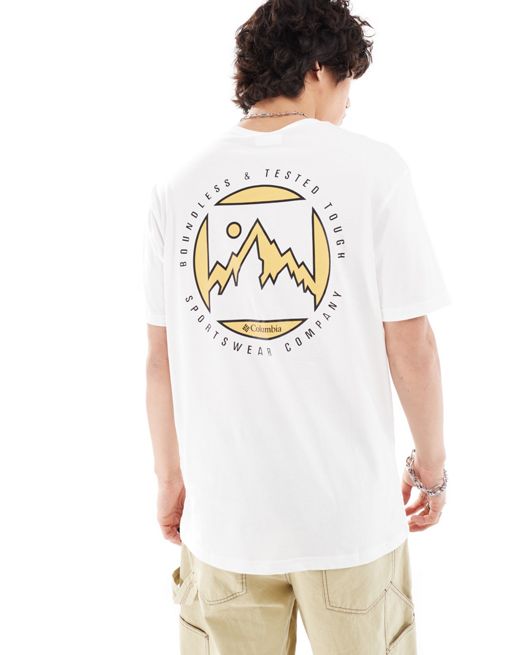 Columbia – Brice Creek – Biały T-shirt z grafiką gór na plecach – tylko w FhyzicsShops