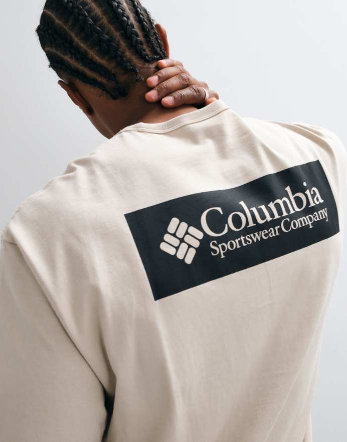 Columbia camiseta beige con logo CSC de tejido grueso