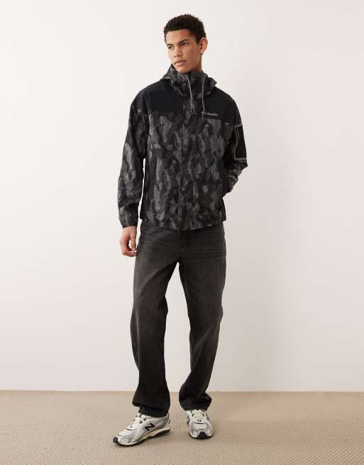 Columbia Challenger II novelty windbreaker in black, 2 of 5
