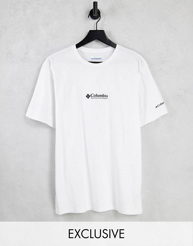 Columbia - csc basic chest logo t-shirt in white exclusive to asos