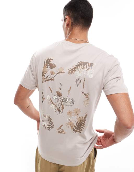 Columbia - Navy Heights - Beige T-shirt med blomsterprint på ryggen - Kun hos ASOS
