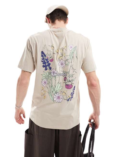 Columbia – Navy Heights – Beżowy T-shirt z kwiatową grafiką na plecach – tylko w ASOS
