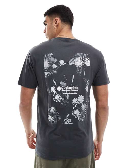 Columbia – Navy Heights – Czarny T-shirt z kwiatowym nadrukiem na plecach – Tylko w ASOS