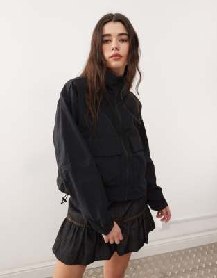 Columbia - Paracutie - Cropped Cargo-Windjacke in Schwarz