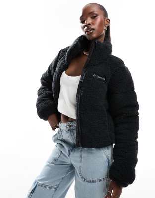 Columbia - Puffect - Kurze Jacke aus Sherpa-Fleece in Schwarz, exklusiv bei ASOS