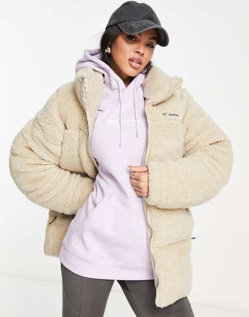 Columbia - Puffect - Piumino in pile borg color pietra - In esclusiva per ASOS