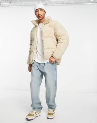 Columbia - Puffect - Piumino unisex in pile borg color pietra - In esclusiva per ASOS