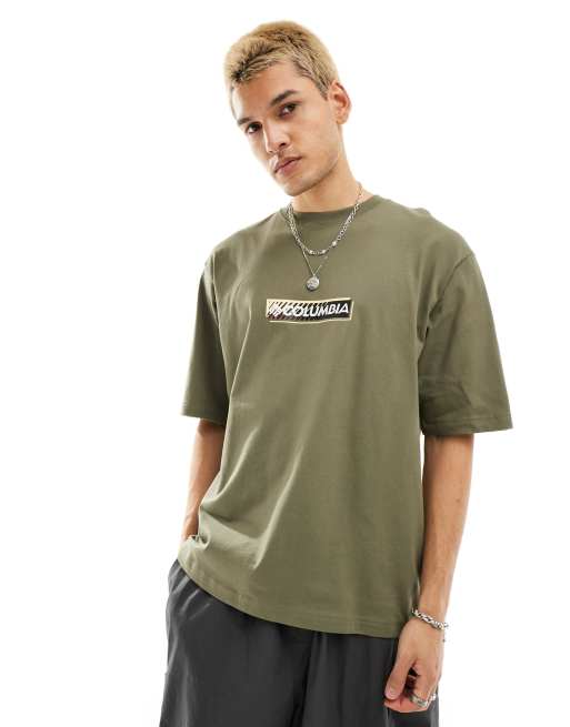 Columbia – Reventure – T-Shirt mit mittigem Logo in Khaki