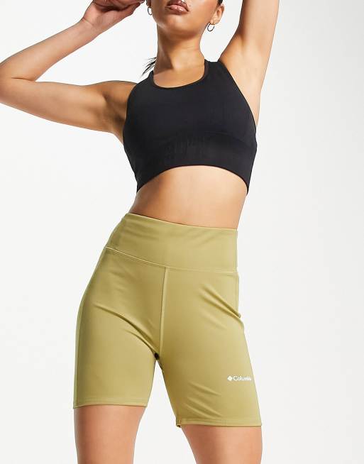 Columbia – Training – W CSC – Khakigröna, skulpterande shorts, endast hos ASOS 