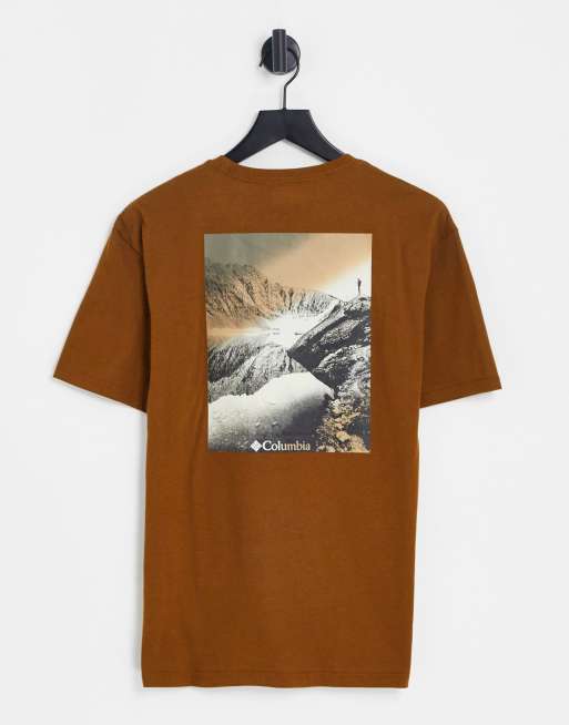 Columbia – Westhoff – Brązowy T-shirt z nadrukiem na plecach – Tylko w ASOS