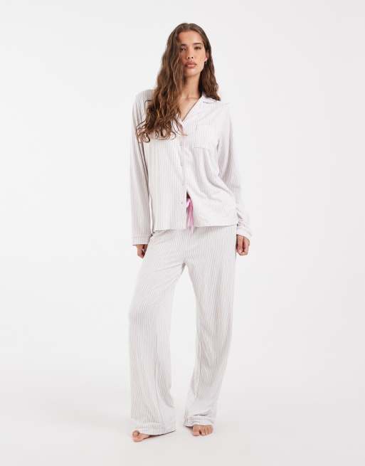 Conjunto a rayas beis y blancas de pantalones y top con cuello de solapas de punto liso muy suave de Loungeable, 2 de 4