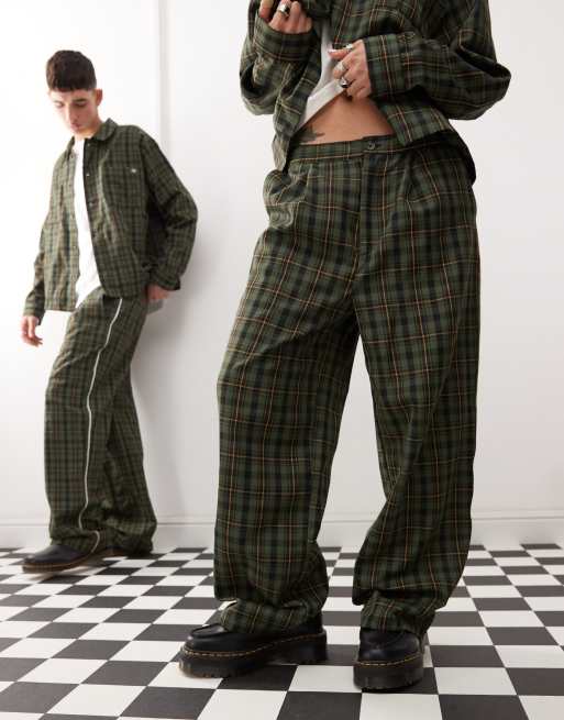 Conjunto a rayas blancas y cuadros verdes unisex de Reclaimed Vintage