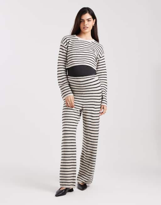 Conjunto a rayas color crema y negras de jersey corto de manga larga y pantalones de pernera ancha y talle por encima de la barriga de punto de Mamalicious Maternity