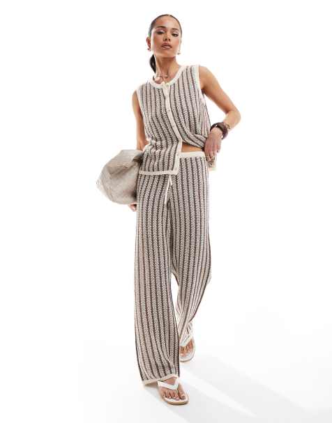 Conjunto a rayas marrones de pantalones de pernera ancha y top abotonado sin mangas de punto de 4th & Reckless - view 1