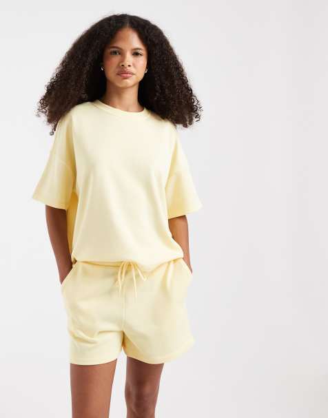 Conjunto amarillo tenue de camiseta de corte cuadrado y pantalones cortos de talle alto de tejido de sudadera de Pieces - view 1