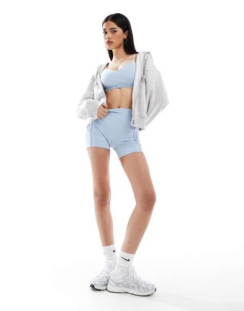 Conjunto azul claro de sujetador deportivo y pantalones cortos Dri-FIT Gym Life Swoosh de Nike Training - view 1