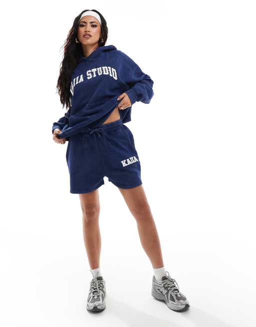 Conjunto azul denim de sudadera extragrande con capucha y aplicación del logo y pantalones de chándal cortos de Kaiia