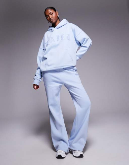 Conjunto azul empolvado de joggers de pernera ancha y sudadera con capucha y logo bordado de Kaiia