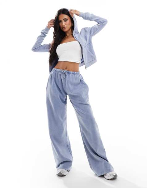 Conjunto azul lavado de joggers de pernera ancha y sudadera corta con capucha, cremallera y aplicación de logo Studio de Kaiia - view 1