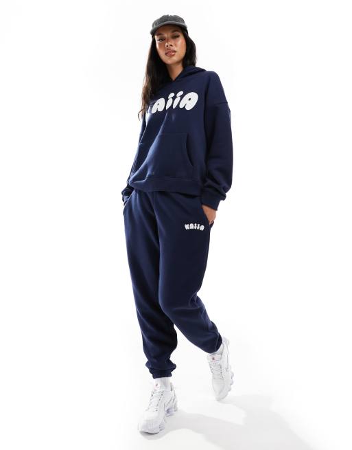 Conjunto azul marino de joggers con bajos ajustados y sudadera con capucha y logo en relieve de Kaiia