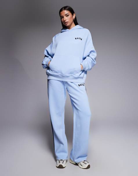 Conjunto azul pastel de sudadera extragrande con capucha y joggers de pernera ancha con logo bordado de Kaiia - view 1