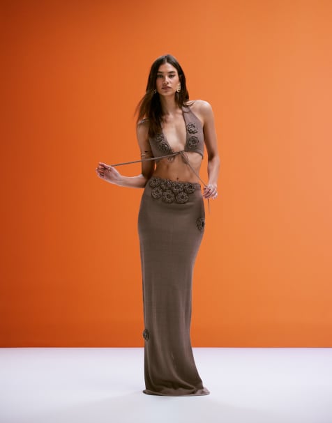 Conjunto beis cálido de falda larga y top estilo bralette con detalle de flor de punto Daisy de Wanderdoll - view 1