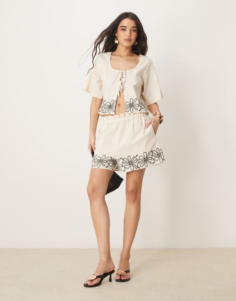 Conjunto beis de pantalones cortos y top con lazada y bordados de ASOS DESIGN - view 1