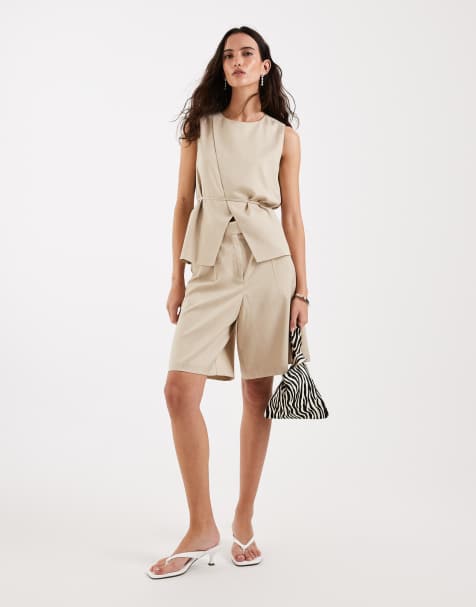 Conjunto beis de pantalones cortos y top estilo chaleco de traje sin mangas con detalle cruzado de 4th & Reckless - view 1