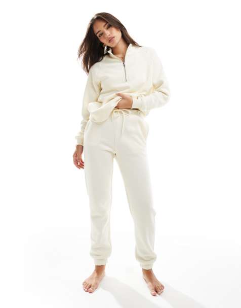 Conjunto beis de sudadera con media cremallera y joggers con lazada en la cintura de PIECES - view 1