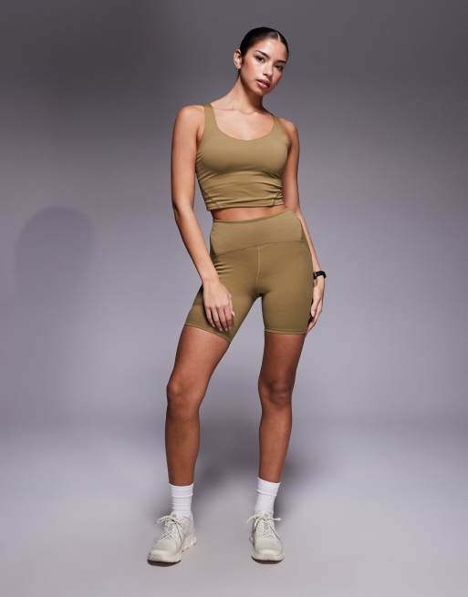 Conjunto beis de sujetador deportivo de corte alargado y pantalones cortos con bolsillo Jaida de The North Face