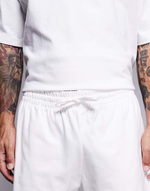 Conjunto blanco de camiseta y pantalones cortos de punto liso de River Island, 4 de 5