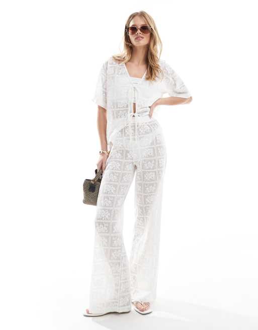 Conjunto blanco de pantalones de encaje y top con lazada de encaje de croché de 4th & Reckless