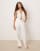 Conjunto blanco de pantalones de pernera recta y chaleco con lazada delantera y detalle bordado floral de Mango - view 1